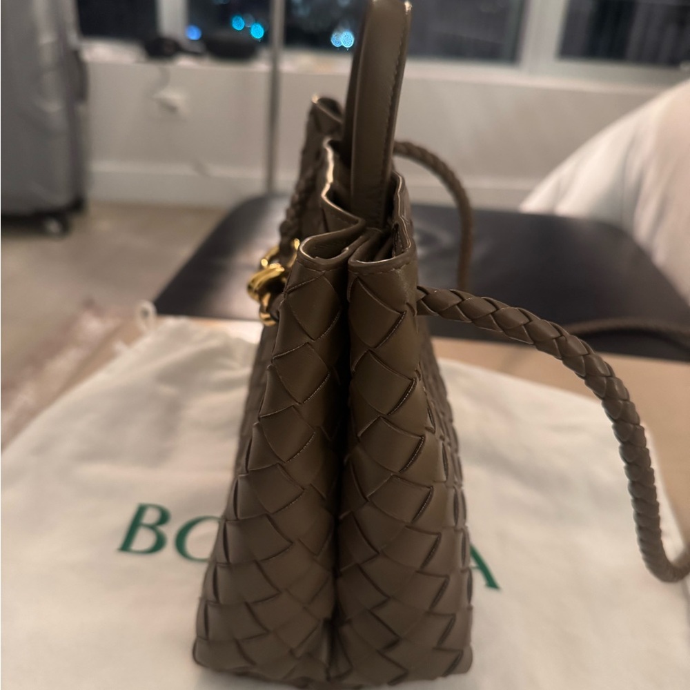 BOTTEGA VENETA
Andiamo small intrecciato leather tote - Picture 5 of 11